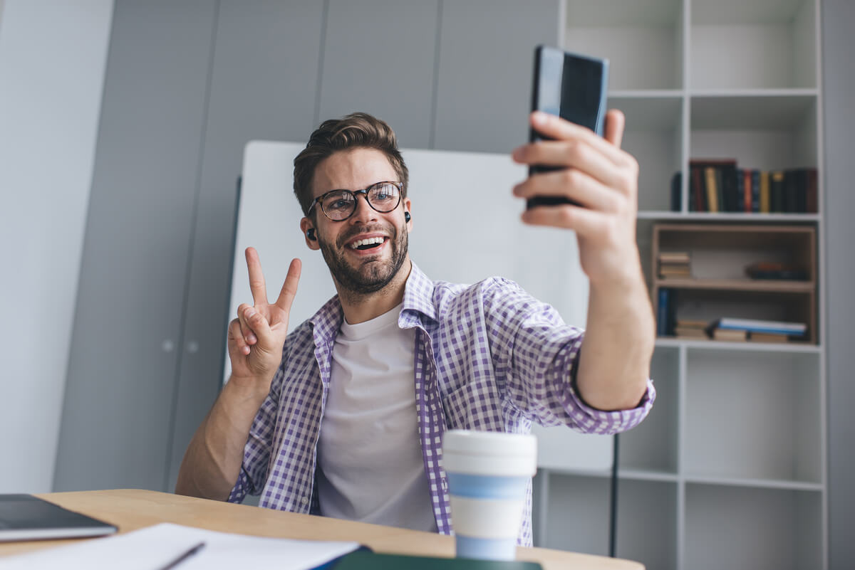 millennial businessman working at desk in office 2026 01 09 07 12 44 utc
